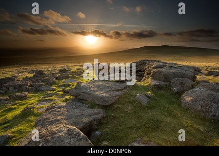 Coucher du soleil de Staple Tor jette une lumière dorée à travers la lande à la recherche vers Cox Tor. Dartmoor National Park, Devon, UK Banque D'Images