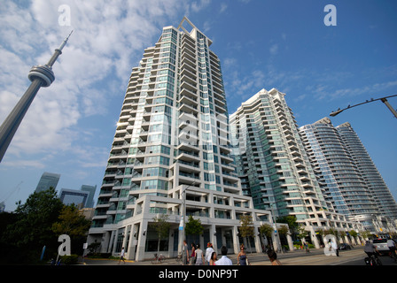 Scène de rue montrant les nouveaux logements en copropriété sur Queen's Quay à Harbourfront Toronto District Banque D'Images