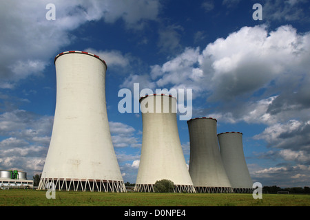 Quatre tours de refroidissement de la centrale de charbon Banque D'Images