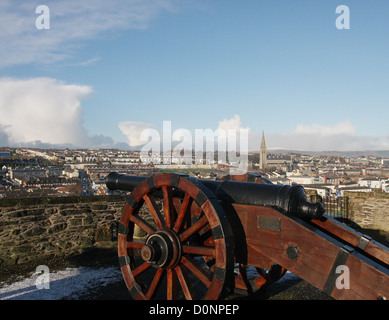 Canons sur les murs de la ville de Londonderry en Irlande du Nord donnent sur la zone Bogside en dehors de la ville Banque D'Images