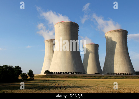 Vue sur les tours de la centrale nucléaire Banque D'Images