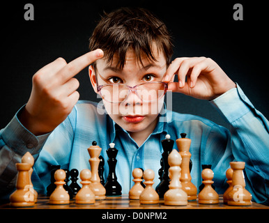 Nerd jouer aux échecs Banque D'Images
