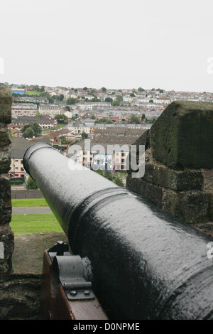 Canons sur les murs de la ville de Londonderry en Irlande du Nord donnent sur la zone Bogside en dehors de la ville Banque D'Images