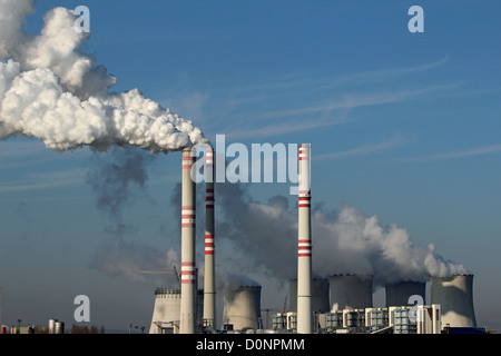 La fumée d'énorme centrale de charbon Banque D'Images