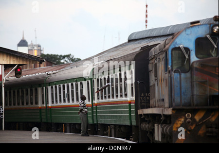 Kenya Railways Nairobi-Mombasa-Nairobi 'Jambo Kenya Deluxe' train à la gare de Mombasa, Kenya, Afrique de l'est. 12/2/2009. Photo: Stuart Boulton/Alay Banque D'Images