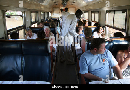 Service de rafraîchissements sur les chemins de fer kenyans Nairobi-Mombasa-Nairobi, Jambo Kenya Deluxe train, Kenya, Afrique de l'est.13/2/2009.Photographie: Stuart Boulton. Banque D'Images