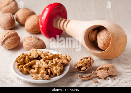 Cœurs de la maturité des écrous à l'assiette, brown, noix circassienne Résumé et faits à la main en bois Casse-noisette champignon Amanita Banque D'Images