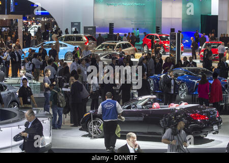 28 novembre 2012 - Los Angeles, Californie (CA, United States - la foule lors de la journée des médias au LA Auto Show de Los Angeles, le mercredi, Novembre 28, 2012 au Los Angeles Convention Center. Te voir est ouvert au public le 30 novembre et se termine le 9 décembre. (Crédit Image : © Chiu/ZUMAPRESS.com) Ringo Banque D'Images