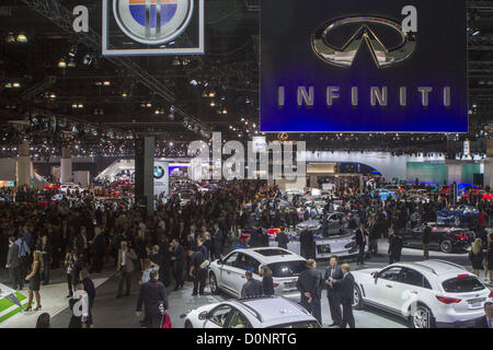 28 novembre 2012 - Los Angeles, Californie (CA, United States - la foule lors de la journée des médias au LA Auto Show de Los Angeles, le mercredi, Novembre 28, 2012 au Los Angeles Convention Center. Te voir est ouvert au public le 30 novembre et se termine le 9 décembre. (Crédit Image : © Chiu/ZUMAPRESS.com) Ringo Banque D'Images