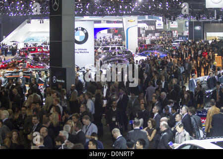 28 novembre 2012 - Los Angeles, Californie (CA, United States - la foule lors de la journée des médias au LA Auto Show de Los Angeles, le mercredi, Novembre 28, 2012 au Los Angeles Convention Center. Te voir est ouvert au public le 30 novembre et se termine le 9 décembre. (Crédit Image : © Chiu/ZUMAPRESS.com) Ringo Banque D'Images