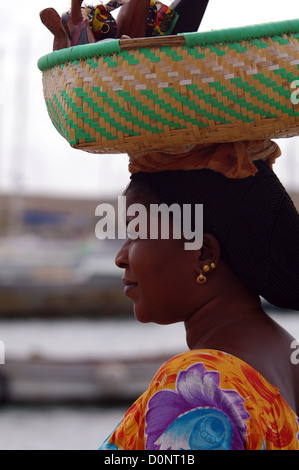 Cape Verdean woman transportant un panier de souvenirs sur sa tête - l'île de Sal, Cap-Vert Banque D'Images