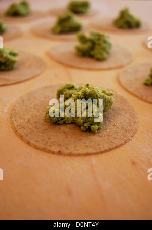 Les pâtes maison appelé ravioli rempli de fines herbes et le tofu s'appuyant sur un comptoir en bois Banque D'Images