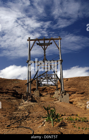 Vieux téléphérique menant à l'évaporation dans les bassins de sel Pedra de Lume, île de Sal - Cap Vert Banque D'Images