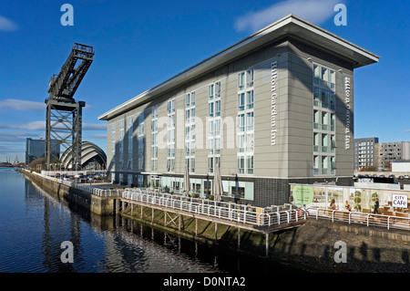 Hôtel Hilton Garden Inn à la rivière Clyde à Glasgow avec Finnieston Crane et Clyde Auditorium sur une journée ensoleillée d'automne Banque D'Images