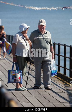 Marcher le long de la jetée de Southend on Sea Banque D'Images