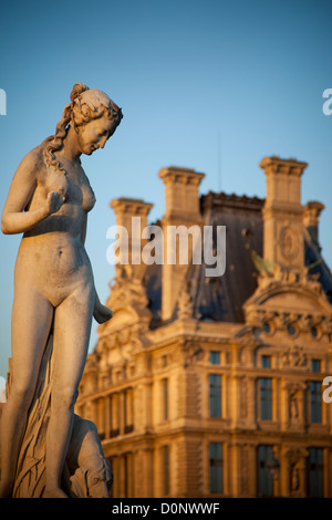 Jardin des Tuileries statue féminine avec musée du Louvre au-delà, Paris France Banque D'Images