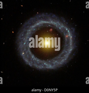 Une galaxie à anneau brillant Banque D'Images