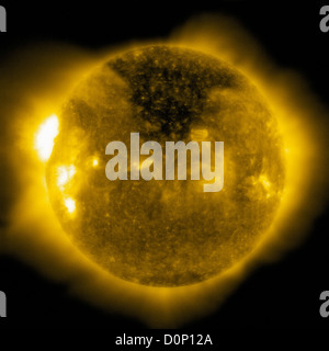 Un grand trou coronal est sombre (comme ce domaine en partie supérieure Sun), vu dans l'extrême ultraviolet 284 angströms Banque D'Images