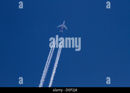 Les traînées d'échappement du moteur d'avion de Boeing 747 Banque D'Images