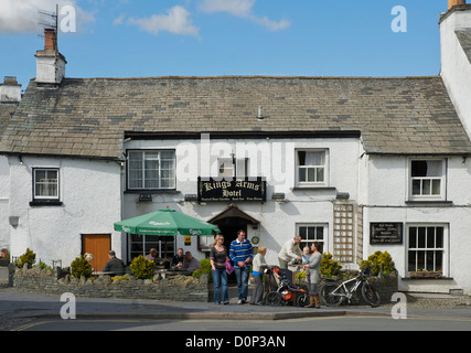 Le Kings Arms Hotel dans le village de Hawkshead, Parc National de Lake District, Cumbria, Angleterre, Royaume-Uni Banque D'Images