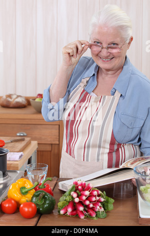 Femme avec un livre de cuisine Banque D'Images