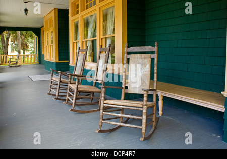 GA00118-00...GÉORGIE - chaises à bascule sur l'avant porche de Moss Cottage dans le quartier historique de Jekyll Island. Banque D'Images