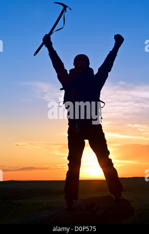 Silhouette climber en montagne Banque D'Images