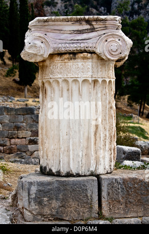 Seul ordre ionique capital au site archéologique de Delphes en Grèce Banque D'Images