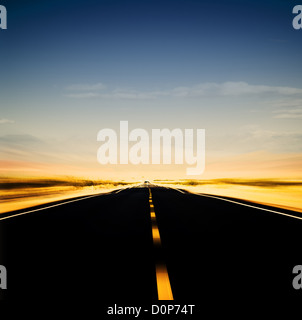 Image dynamique de l'autoroute et ciel bleu