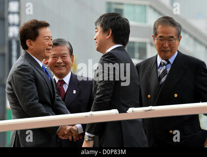 Le 29 novembre 2012, Tokyo, Japon - Toru Hashimoto, maire d'Osaka, serre la main avec Naoki Inose, gauche, au cours de sa campagne de rue à Tokyo le Jeudi, Novembre 29, 2012, pour l'élection du gouverneur de la capitale du pays. Debout à droite est Shintaro Ishihara, qui a démissionné le Governor's poster en octobre pour courir à une élection générale prévue pour le 16 décembre, le même jour Tokyoites ramassera le successeur d'Ishihara. (Photo de Natsuki Sakai/AFLO) Banque D'Images