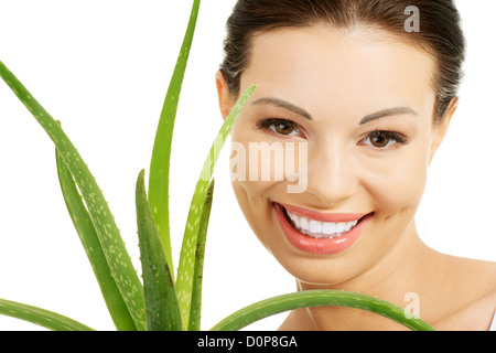 Young Beautiful woman's face et l'aloe vera. Isolé sur fond blanc Banque D'Images