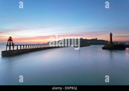 Le port de Whitby dans le Yorkshire du Nord, Angleterre, prise juste avant le lever du soleil en début de matinée le ciel s'allume Banque D'Images