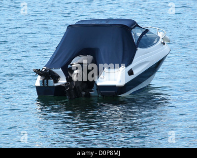 Bateau de vitesse ancré dans la baie Banque D'Images