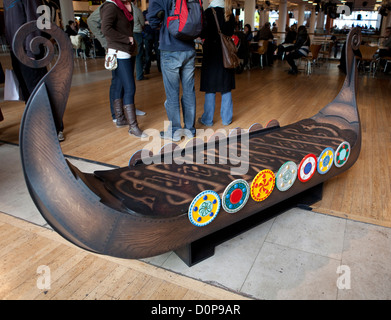 Fou de cercueils cercueils,Nottingham et Joseph ashong tetteh, le Ghana en boîte à exposition au Royal Festival Hall, London Banque D'Images