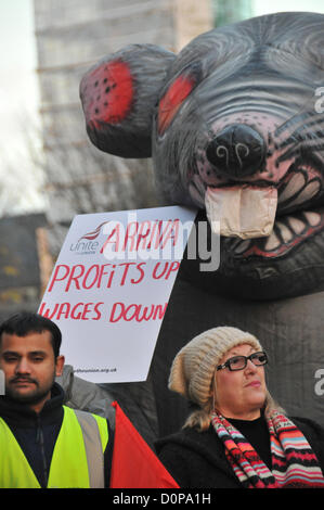 Wood Green, Londres, Royaume-Uni. 29 novembre 2012. Faire des discours protestataires et tenir des drapeaux et bannières avec un modèle de rat géant dans la ligne de piquetage. Les chauffeurs de bus arriva et d'unir les membres de l'Union tiennent des banderoles et former une ligne de piquetage à l'extérieur vert Bois d'autobus comme les membres d'une scène ouverte 24h 24 grève. Banque D'Images