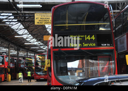 Wood Green, Londres, Royaume-Uni. 29 novembre 2012. L'un des bus hors service une étape comme conducteurs d'autobus à pied à Wood Green d'autobus. Les chauffeurs de bus arriva et d'unir les membres de l'Union tiennent des banderoles et former une ligne de piquetage à l'extérieur vert Bois d'autobus comme les membres d'une scène ouverte 24h 24 grève. Banque D'Images