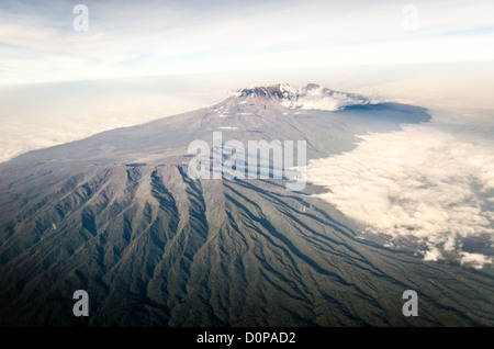 MONT KILIMANDJARO, Tanzanie — Mont Kilimandjaro vue aérienne vue large. Une vue aérienne du mont Kilimandjaro, le plus haut sommet d'Afrique, avec un sommet enneigé. Banque D'Images