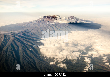 MONT KILIMANDJARO, Tanzanie — Sommet de vue aérienne du Mont Kilimandjaro avec neige. Une vue aérienne du mont Kilimandjaro, le plus haut sommet d'Afrique, avec un sommet enneigé. Banque D'Images