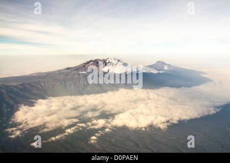 MONT KILIMANDJARO, Tanzanie — Mont Kilimandjaro vue aérienne avec nuages. Une vue aérienne du mont Kilimandjaro, le plus haut sommet d'Afrique, avec un sommet enneigé. Banque D'Images