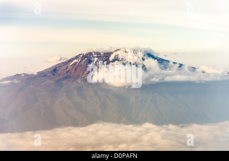 MONT KILIMANDJARO, Tanzanie — une photo aérienne du sommet du Mont Kilimandjaro en Tanzanie, avec de la neige et des nuages. Banque D'Images