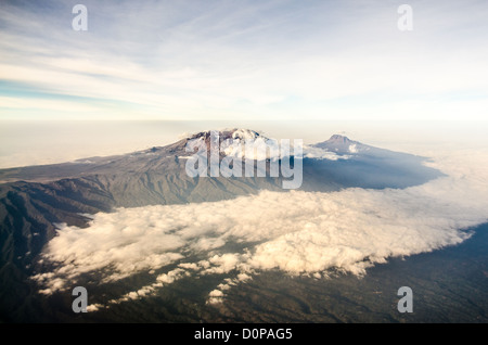 MONT KILIMANDJARO, Tanzanie — Sommet de la vue aérienne du Mont Kilimandjaro. Une vue aérienne du mont Kilimandjaro, le plus haut sommet d'Afrique, avec un sommet enneigé. Banque D'Images