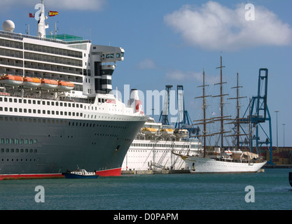 La Cunard Liner Queen Mary 2 [QM2], la voile de bateau Sea Cloud et le MV Boudicca amarré à Las Palmas Gran Canaria Novembre 2012 Banque D'Images