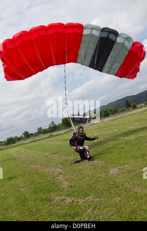 Les anciens parachutiste est enregistrer son parachute atterrissage sur une pelouse. Il fait ce sport pour avoir une Work-Live sain équilibre. Banque D'Images