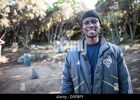 MONT KILIMANDJARO, Tanzanie — Un porteur pose pour une photo au camp de Mweka sur le Mont Kilimandjaro. Banque D'Images