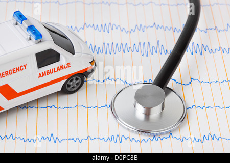 Stéthoscope et ambulance sur l'ecg Banque D'Images