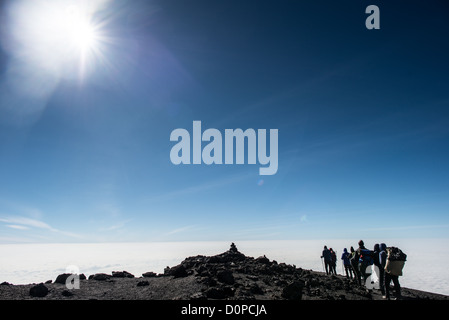 MONT KILIMANDJARO, Tanzanie — Un groupe d'alpinistes marchent au sommet du Mont. Kilimandjaro (Kibo Summit) juste après avoir atteint le pic Uhuru, le point culminant de l’Afrique. Banque D'Images