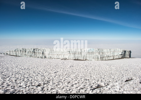MONT KILIMANDJARO, Tanzanie — des glaciers demeurent sur le sommet du Mont Kilimandjaro, le plus haut sommet d'Afrique à 19 341 pieds, bien que ces formations de glace aient reculé considérablement au cours des dernières décennies en raison du changement climatique. Les trois cônes volcaniques de la montagne soutiennent plusieurs systèmes glaciaires qui existent depuis des milliers d'années. Le Kilimandjaro, situé dans le nord de la Tanzanie, près de la frontière avec le Kenya, est un stratovolcan et une destination d'escalade populaire. Les glaciers du sommet du Kilimandjaro représentent quelques-unes des rares formations de glace équatoriale qui subsistent en Afrique. Les études scientifiques ont doc Banque D'Images