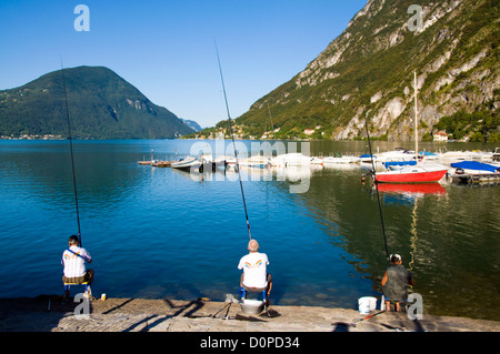 Les hommes la pêche sur le lac de Lugano à Porlezza Banque D'Images