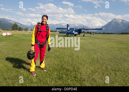 Skydiver girl se prépare à bord de l'aéronef. Elle est nerveuse, mais très heureux de faire un saut par elle-même. Banque D'Images