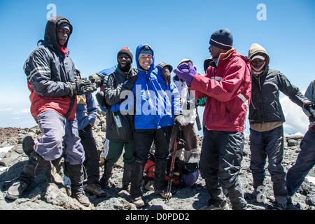 MONT KILIMANDJARO, Tanzanie — un groupe de porteurs salue un grimpeur près du sommet du Mont Kilimandjaro. Banque D'Images